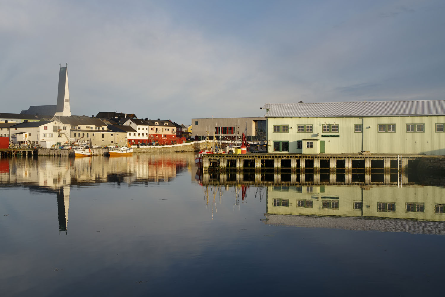 Hafengebäude spiegeln sich im Wasser